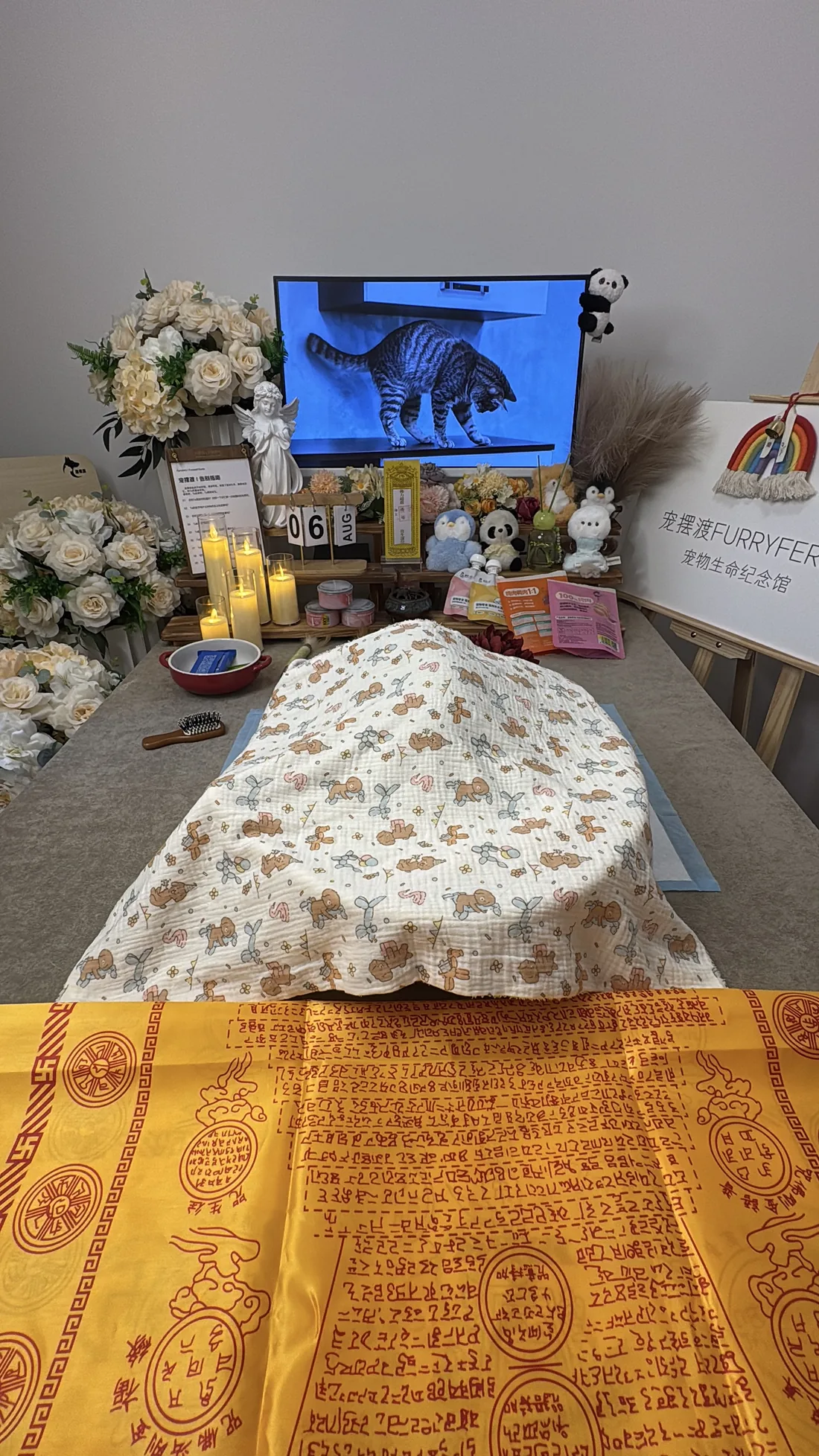 徐州宠物告别仪式中的鲜花与纪念照片